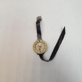 Компас 4х1 см, с ремешком, пластик. Винтаж, СССР.