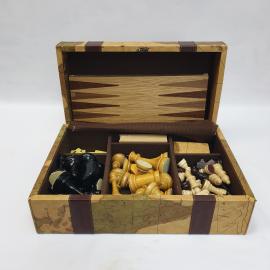 Игровой набор с доской и шахматными фигурками, дефекты. Винтаж