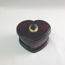 Винтажная шкатулка для обручальных колец 9х8х5 см, пластик, отломана крышка, есть трещина