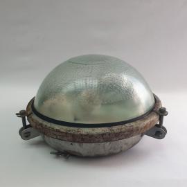 Винтажный светильник промышленный НПП03, стекло, металл, диаметр 24 см, ржавчина  СССР.