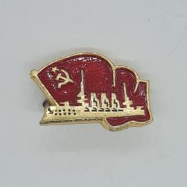 Значок СССР с символикой серпа и молота, городской пейзаж, советский, винтажный