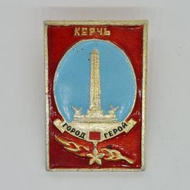 Значок СССР керчь город герой с колонной и гербом винтажный советский