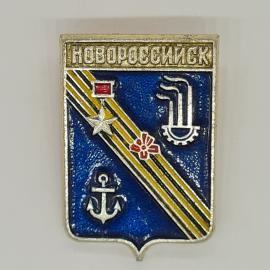 Значок СССР синий Новороссийск, герб города с якорем, звездой плюс шестерней, советский и винтажный