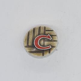 Значок СССР, красная буква с на плетеном фоне, советский и винтажный