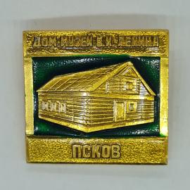Значок СССР дом музей в и ленина псков, деревянная изба, редок коллекционный, советский и винтажный