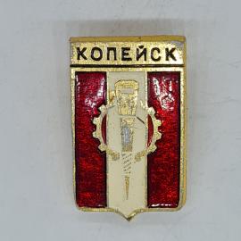 Значок СССР копейск, герб города с буровой вышкой и шестерней, эмаль красная, советский и винтажный