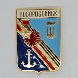 Значок СССР Новороссийск, герб города, звезда, якорь, колонна, красно синий фон, советский и винтажн