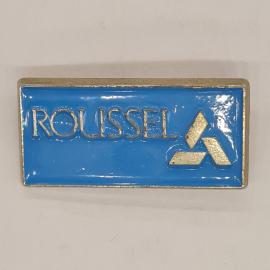 Значок СССР roussel на голубом фоне с золотистым логотипом компании, советский и винтажный