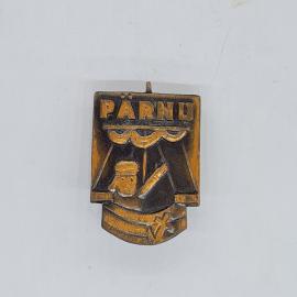 Значок ссср p&auml;rnu, фигурка машет рукой из окна, латинская надпись, советский и винтажный