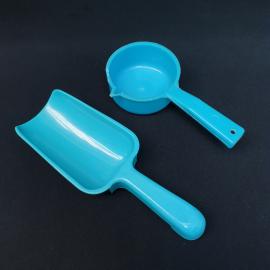 Винтажный совок и ковш пластмассовые для бытовых дел.