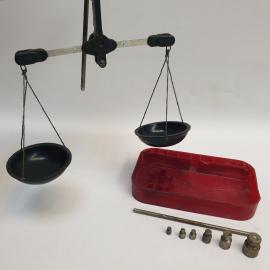 Винтажные весы бытовые с гирями не полный комплект и дефект коробки, СССР.