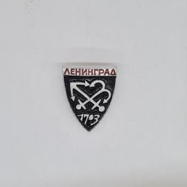 Значок СССР ленинград 1703, гербовый щит с перекрещенными стрелами, советский и винтажный