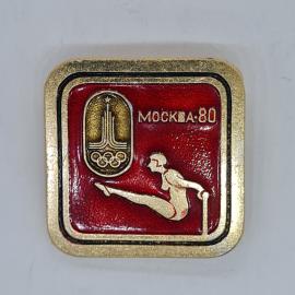 Значок СССР москва 80 олимпийские игры гимнастка на брусьях красный фон советский и винтажный