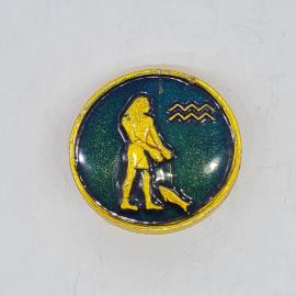Значок СССР водолей, мужчина с кувшином и волнами, круглый, зеленый фон, советский и винтажный