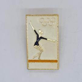 Значок СССР, олимпийские кольца и гимнастка на бежевом фоне, с оранжевой линией, советский и винтажн