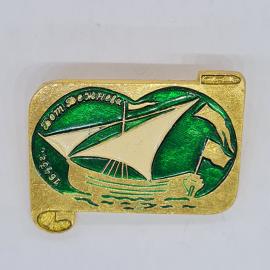 Значок СССР бот Дежнева 1648 белый парус на зеленом море, корабль и берег, советский и винтажный