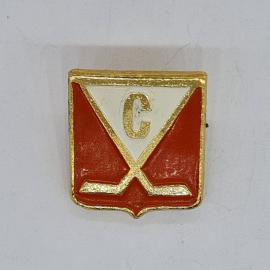 Значок СССР, буква с на красно белом щите с перекрещенными клюшками, советский и винтажный