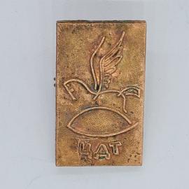 Значок СССР, прямоугольный бронзовый пегас над солнцем, надпись чат, советский и винтажный