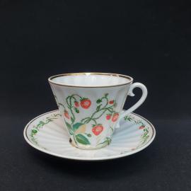 Винтажная чайная пара Земляника 200 мл, ЛФЗ, костяной фарфор, деколь, позолота, СССР