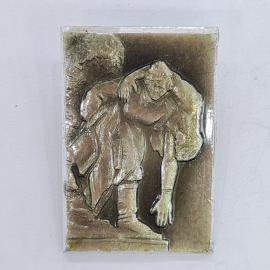 Значок СССР, воин несет товарища на руках, барельеф, прямоугольный, советский и винтажный