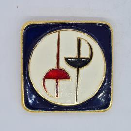 Значок СССР, квадратный, синее поле, белый круг, абстрактные красно черные фигуры, советский и винта