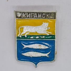Значок СССР жиганск, герб города с тигром и двумя рыбами, советский и винтажный