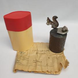 Винтажная кофемолка ручная Белочка с орешками, пластик, СССР.