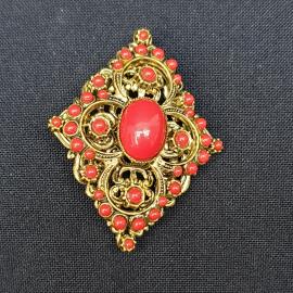 Винтажная брошь ромб Чехословакия с красным кабошоном и узорной основой позолота ретро СССР