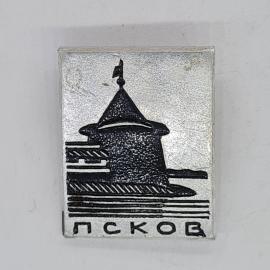 Значок СССР Псков, крепостная башня у реки, эмалированный металл, советский и винтажный