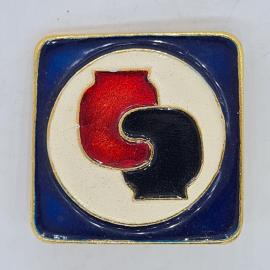 Значок СССР красный и черный стилизованные профили на белом круге с синей окантовкой, советский и ви