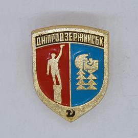 Значок СССР днепродзержинск, силуэт человека с поднятой рукой, городской герб, советский и винтажный