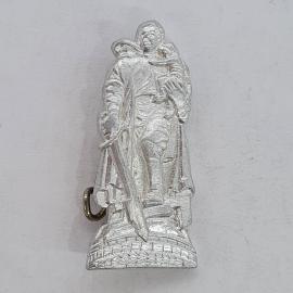 Значок СССР воин со спасенным ребенком, меч и пьедестал, памятник солдату, советский и винтажный