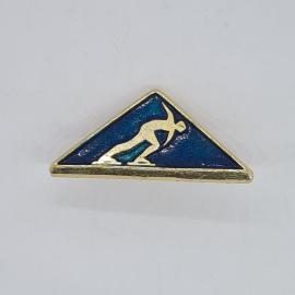 Значок СССР треугольный конькобежец на синем фоне, эмаль, зимний спорт, советский и винтажный