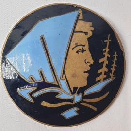 Винтажная брошь Работница, редкая раскраска, следы времени.СССР