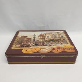 Винтажная жестяная коробка 24х18х5 см, имеются потертости.