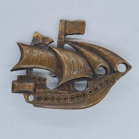 Значок СССР корабль с парусами и флагом, латунный металл, редкий, советский и винтажный