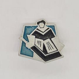 Значок СССР с фигурой студента и раскрытой книгой на голубом фоне, советский и винтажный