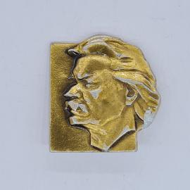Значок СССР с барельефным профилем писателя горького, золотистый портрет, советский и винтажный
