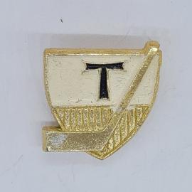 Значок СССР буква т на щите с золотистой диагональной полосой, эмаль белая и черная, советский и вин