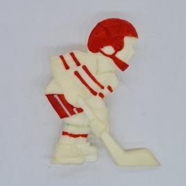 Значок СССР хоккеист в форме с клюшкой, бело красный спортсмен, советский и винтажный