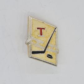 Значок СССР буква т, клюшка и шайба на хоккейной площадке, эмаль, редкий, советский и винтажный