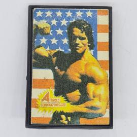 Значок СССР arnold schwarzenegger на фоне флага с надписью arnold schwarzenegger, советский и винтаж