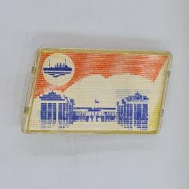 Значок ссср октябрь крейсер аврора здание дворца и надпись октябрь, советский и винтажный