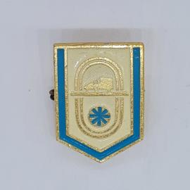 Значок СССР эмблема колхоза с трактором и снежинка на щите, золотисто голубой, советский и винтажный