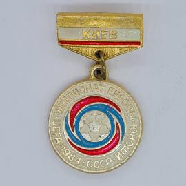 Значок СССР киев чемпионат европы уефа 1984 юноши с мячом, эмаль, редкий, советский и винтажный