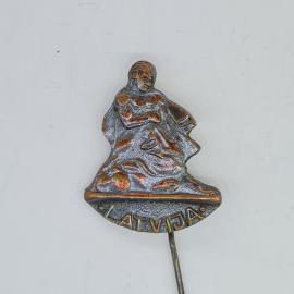 Значок СССР латвия бронзовый рельефный солдат на колене памятник советский и винтажный