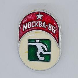 Значок СССР москва 86, футболист с мячом в зеленом квадрате, эмаль, советский и винтажный