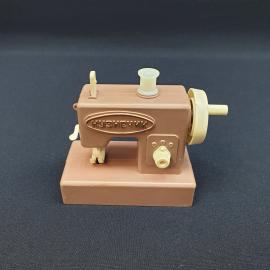 Винтажная  игрушка швейная машинка Кузнечик 9 см, с отделением для мелочей, пластик.