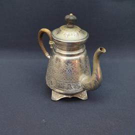 Винтажный чайник мельхиор, обьем 1 литр, цветы, высота 16 см.