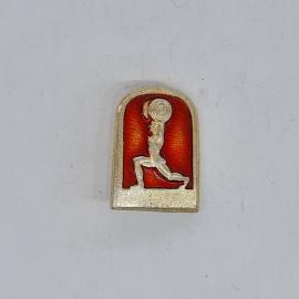 Значок ссср штангист на колене с гантелью на красном фоне, эмаль металлическая, советский и винтажны
